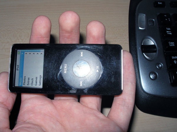 iPod nano первого поколения очень легко царапались