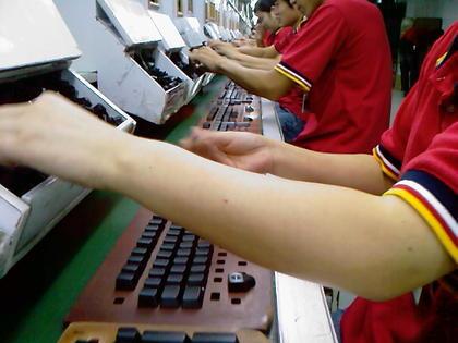 Рабочие китайской фабрики по производству клавиатур