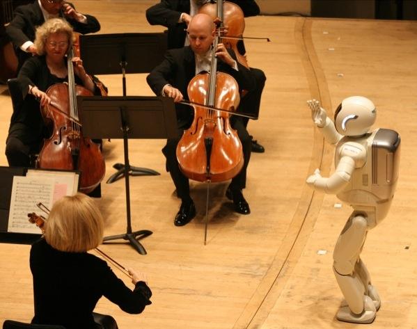 Робот-гуманоид ASIMO провёл симфонический концерт в роли дирижёра