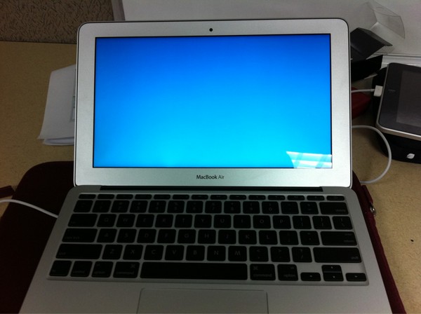 У нового MacBook Air обнаружены проблемы с экраном