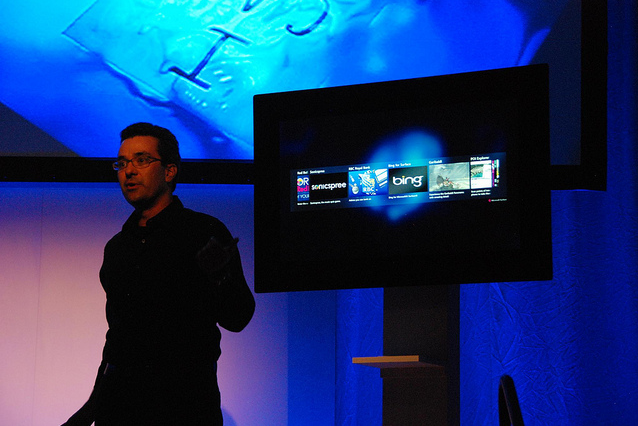 Microsoft показала второе поколение сенсорного стола Surface