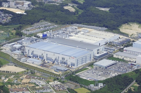 Завод Toshiba по производству NAND-памяти в Японии