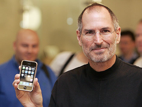 Стив Джобс с iPhone