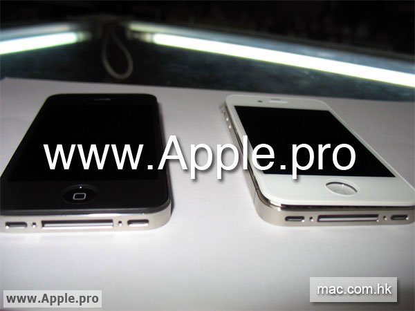 Фото: iPhone 4G с белой лицевой панелью