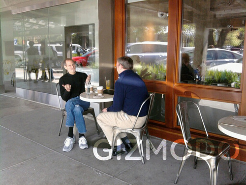 Фото: Стив Джобс и Эрик Шмидт общаются в уличном кафе