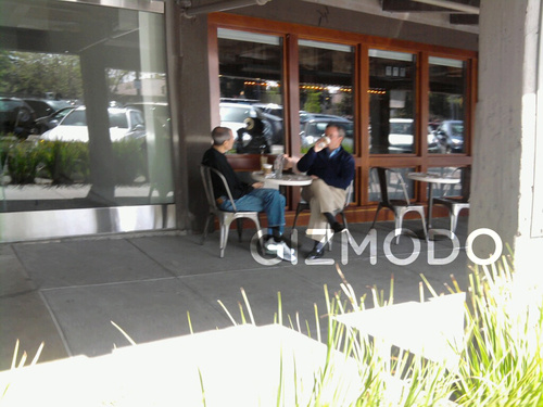 Фото: Стив Джобс и Эрик Шмидт общаются в уличном кафе
