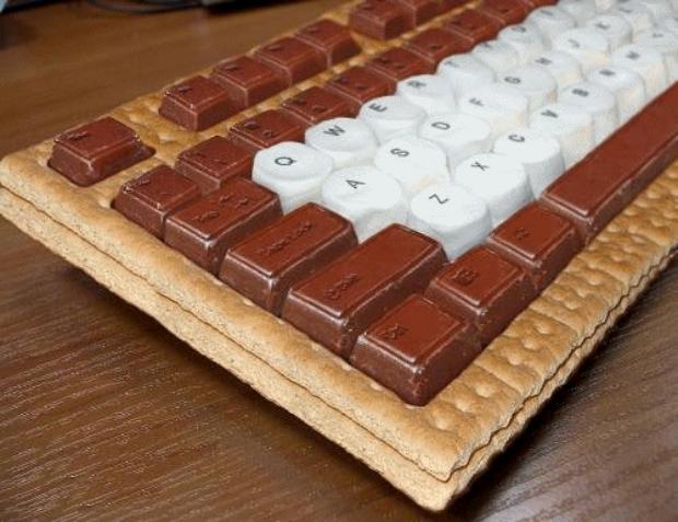 Компьютерная клавиатура из шоколада и суфле