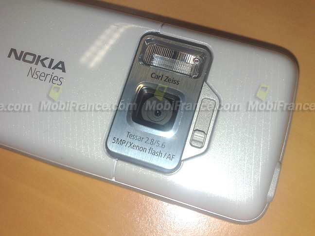 Nokia N82 – объектив Carl Zeis с автофокусом и ксеноновой вспышкой