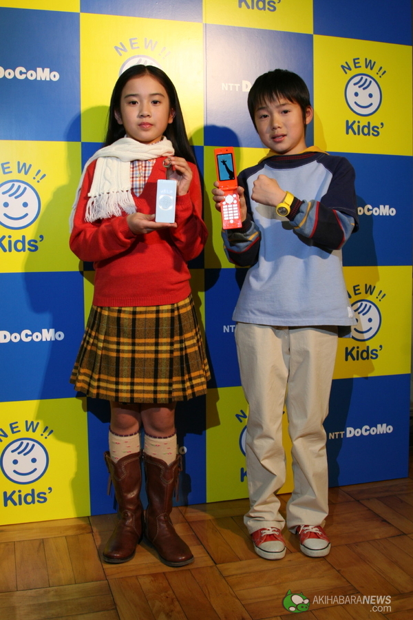 Комплект из 3G-телефона FOMA F801i и браслета с пультом ДУ обезопасит японских детей