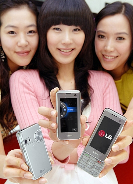 Телефон LG KF700 объединяет сенсорный экран и кнопочную клавиатуру 