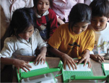 Камбоджийские дети изучают ноутбуки OLPC XO