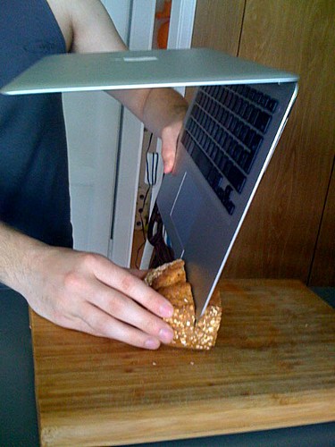 Как резать хлеб с помощью MacBook Air