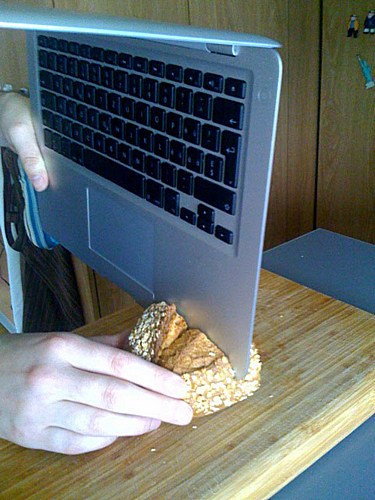 Как резать хлеб с помощью MacBook Air