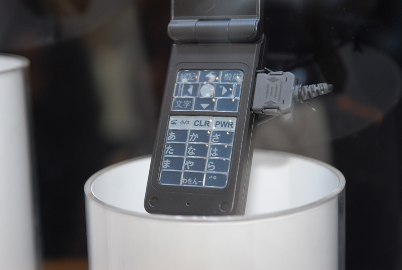 Прототип телефона с клавиатурой на e-ink